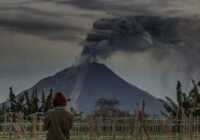 image کسی زیبا از لحظه فعالیت کوه آتشفشانی در کارو اندونزی