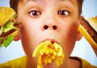image خوردن خوراکی های فاقد ارزش غذایی چه تاثیری روی بچه ها دارد