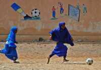 image تصویر دختران مدرسه ای با حجاب در سومالی هنگام بازی فوتبال