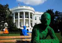 image عکس دیدنی آثار هنری از لگو در فضای بیرونی کاخ سفید