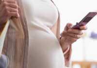 image خطرات حرف زدن با موبایل یا استفاده از آن در زمان بارداری