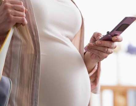 image خطرات حرف زدن با موبایل یا استفاده از آن در زمان بارداری