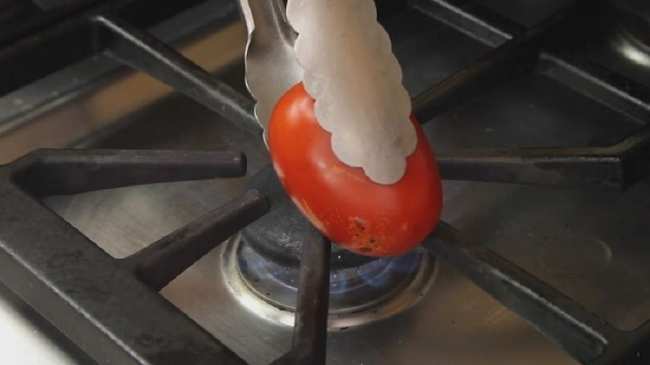 image ترفند آسان گرفتن پوست گوجه فرنگی به سرعت