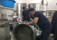 image عکس زیبای علیرضا حیدری کشتیگیر هنگام شستن ظروف نذری