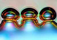 image عکس حبابهای هوا درون بلورهای اسید اسکوربیک ذوبشده با بزرگنمایی