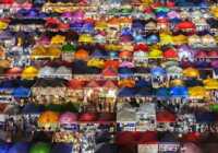 image تصویری رویایی از چادرهای رنگی بازار شبانه در تایلند