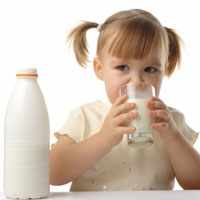 image چه کنیم تا بچه های کوچک به شیر خوردن علاقه مند شوند
