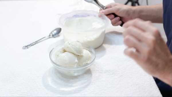 image آموزش تصویری تهیه سریع بستنی خامه ای وانیلی در خانه