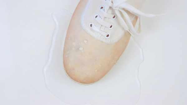 image چطور کفش های کتانی ساده را ضدآب کنیم تا خیس نشوند