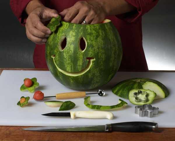 image آموزش ساخت صورتک خندان با هندوانه برای شب یلدا