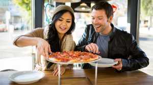 image مردها و زن ها در مکان های عمومی چطور غذا میخورند