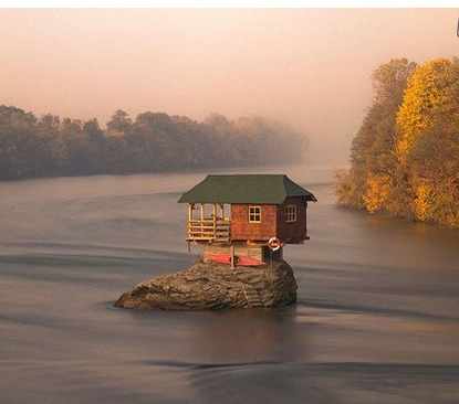 image عکس های دیدنی از خانه ای در وسط رودخانه