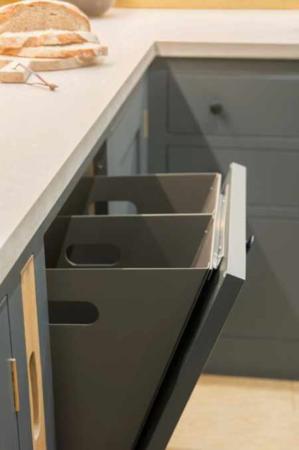 image چطور در دکوراسیون شیک و مدرن آشپزخانه سطل زباله هم قرار دهید