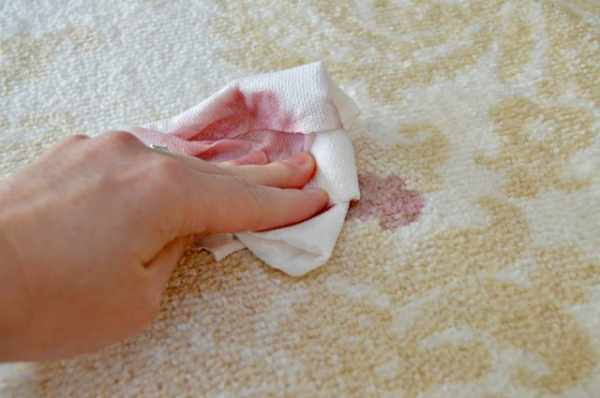 image یک ترفند جادویی و کاربردی برای پاک کردن لکه های دائمی فرش
