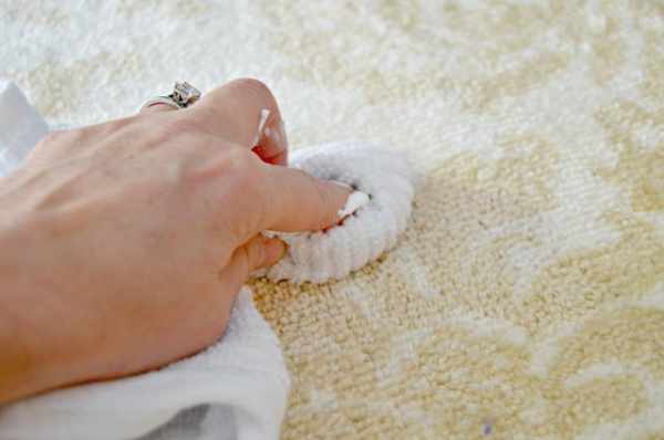 image یک ترفند جادویی و کاربردی برای پاک کردن لکه های دائمی فرش