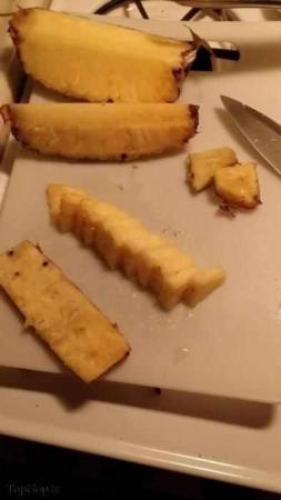 image آموزش تصویری روشی ساده برای خرد کردن و پوست گرفتن آناناس