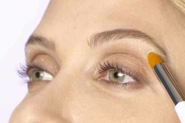 image ترفندهایی برای آرایش چشم های خواب آلود و خسته