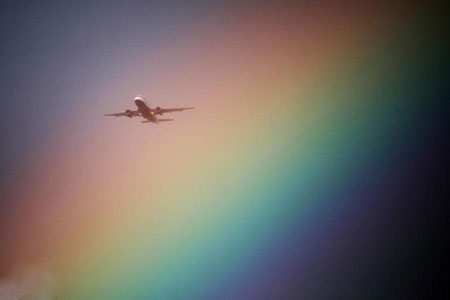 image تصویری زیبا از پرواز هواپیما از میان رنگین کمان آسمان لندن