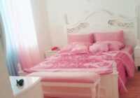 image اتاق خواب دکور شده با رنگ و روتختی صورتی