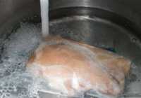 image چطور یخ مرغ فریز شده را سریع باز کنید