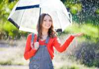 image نحوه لباس پوشیدن و آرایش برای زیر باران بیرون رفتن