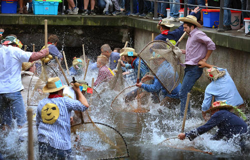 image عکس دیدنی از جشنواره ماهیگیری در آلمان